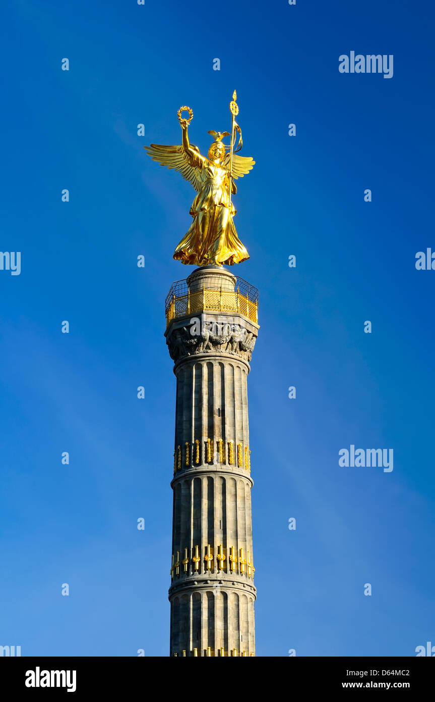 La colonna della vittoria e il cielo azzurro di Berlino, Germania Foto Stock