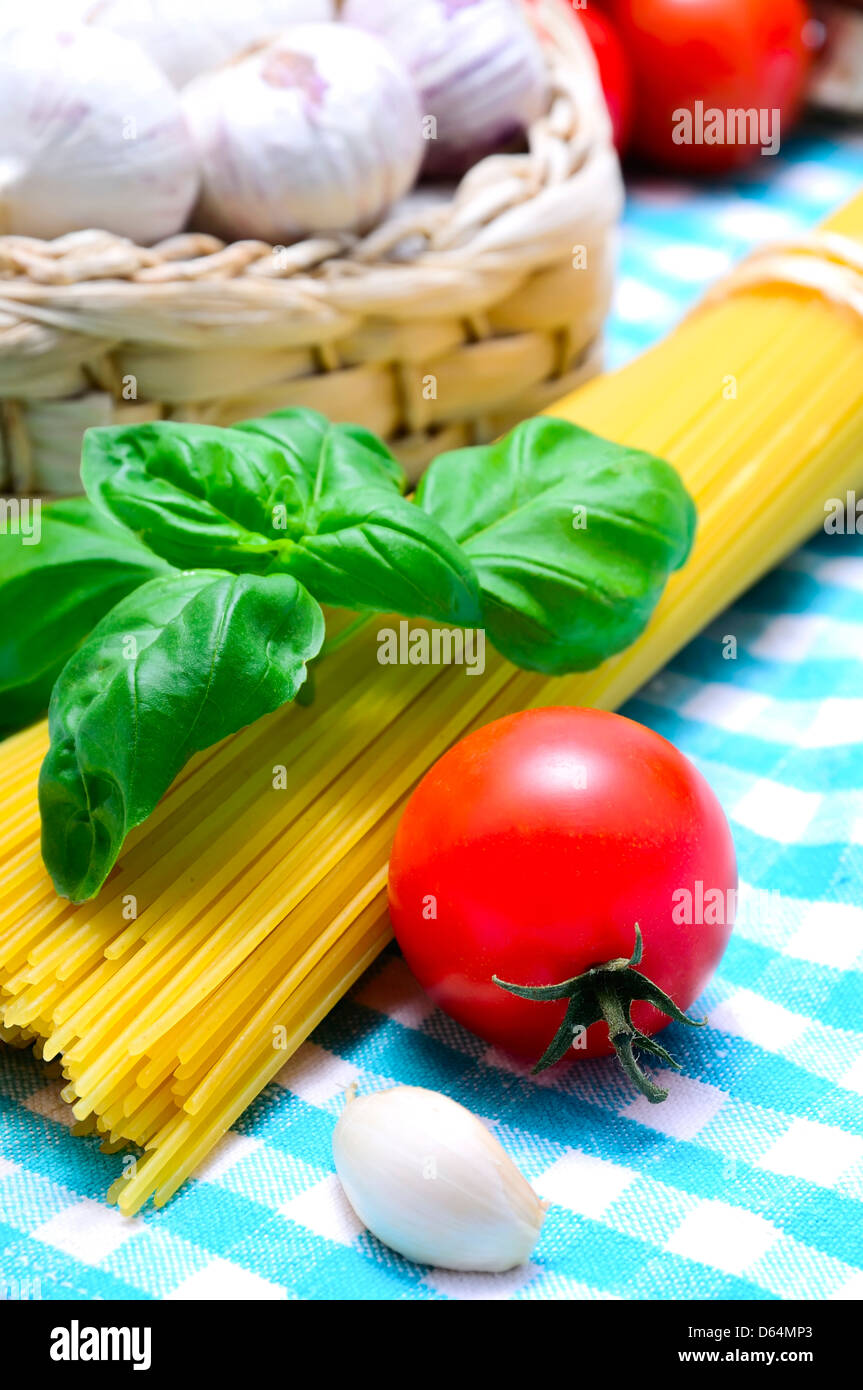 La pasta italiana ingredienti con spaghetti, aglio, basilico e pomodoro Foto Stock
