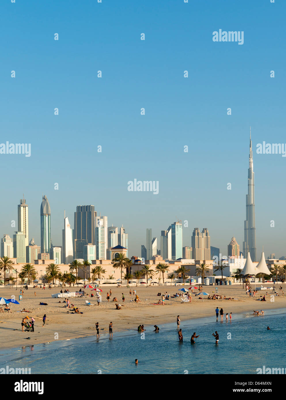Vista di un moderno skyline di Dubai da Jumeirah aprire la spiaggia pubblica in Emirati Arabi Uniti EMIRATI ARABI UNITI Foto Stock