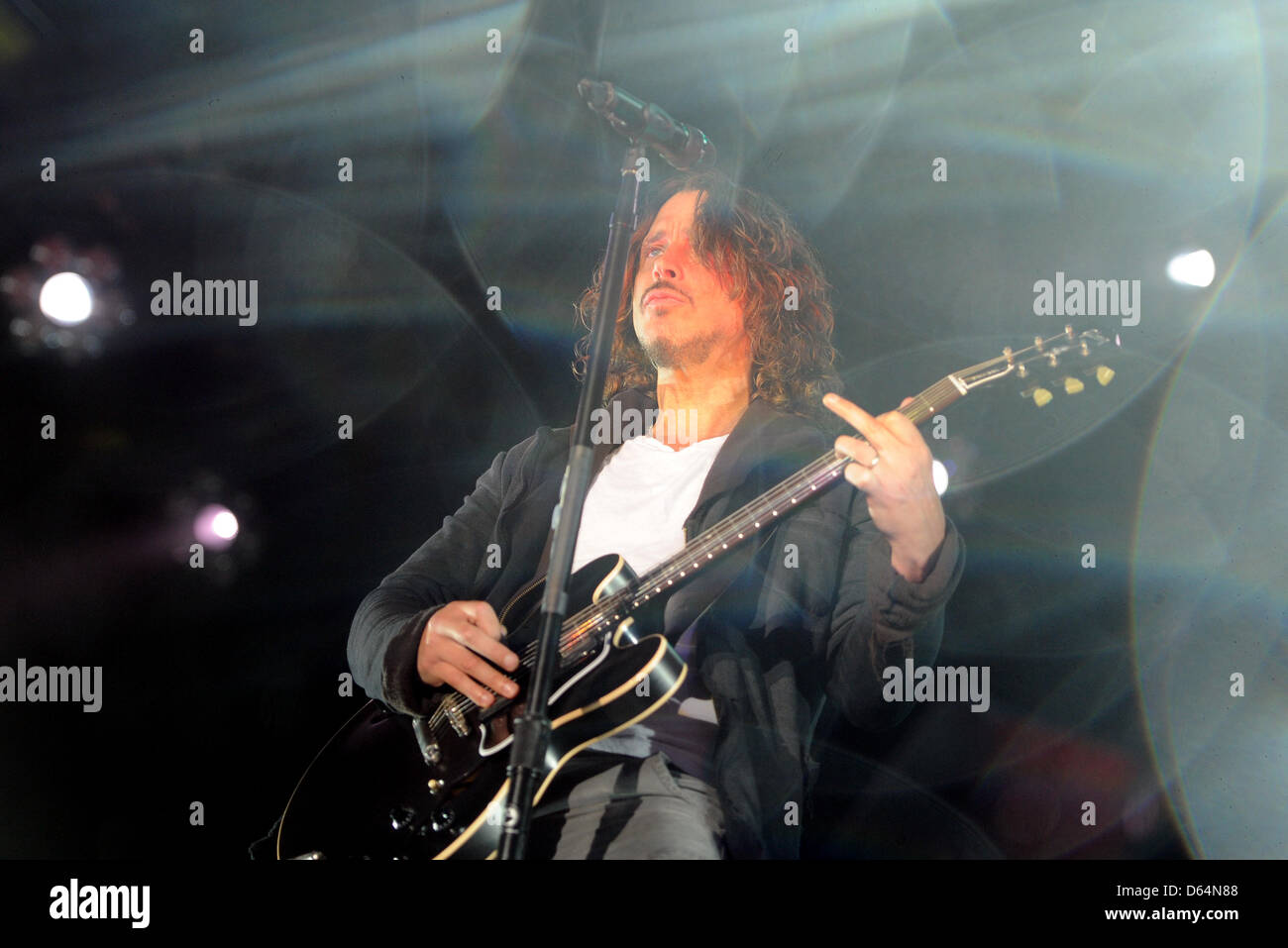 Il cantante Chris Cornell della US band grunge Soundgarden esegue sul palco durante un concerto della banda a Zitadelle a Berlino (Germania), 31 maggio 2012. La band si esibirà anche durante il festival Rock am Ring e Rock im Park che si svolgerà questo fine settimana. Foto: BRITTA PEDERSEN Foto Stock