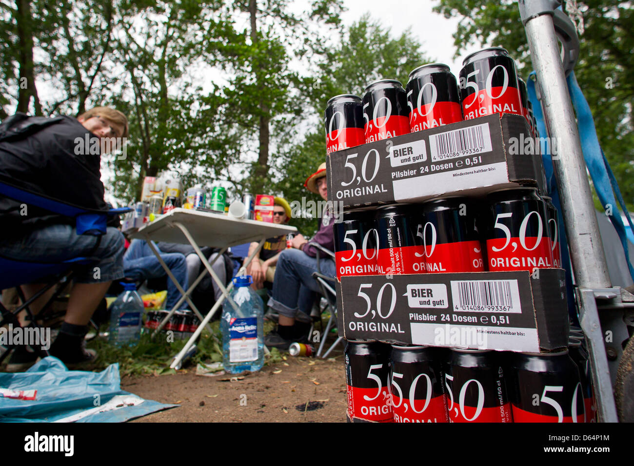 I visitatori del festival musicale 'Rock im Park' sono impilate le tavolozze di birra sulla parte superiore di ogni altro presso la sede del festival di Norimberga (Germania), 1 giugno 2012. Circa 70.000 appassionati di musica rock sono tenuti a partecipare al festival che durerà fino al 3 giugno 2012. Foto: Daniel Karmann Foto Stock