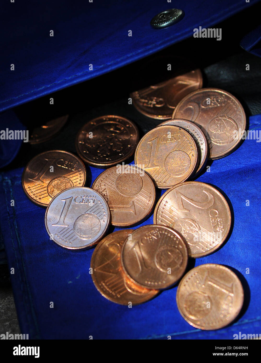 Una illustrazione mostra uno e due cent di euro monete in un portafoglio raffigurato a Berlino, Germania, 24 maggio 2012. Foto: Jens Kalaene Foto Stock