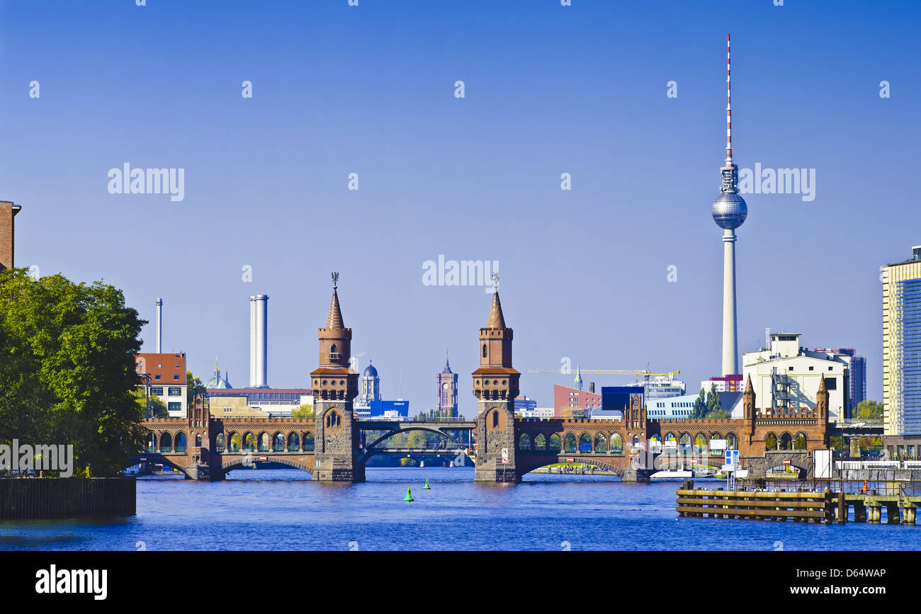 Il bellissimo panorama con ponte oberbaum a Berlino, Germania Foto Stock