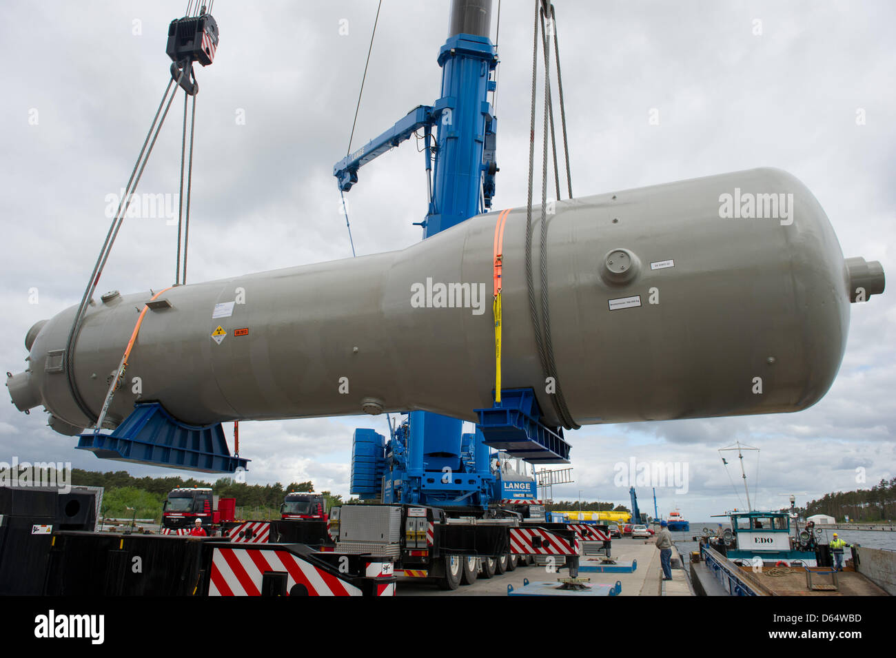 Gru sollevano un generatore di vapore dalla chiusa di una centrale nucleare  Obrigheim al porto di Lubmin, Germania, il 5 giugno 2012. Due generatori di  vapore e di due pompe a motore