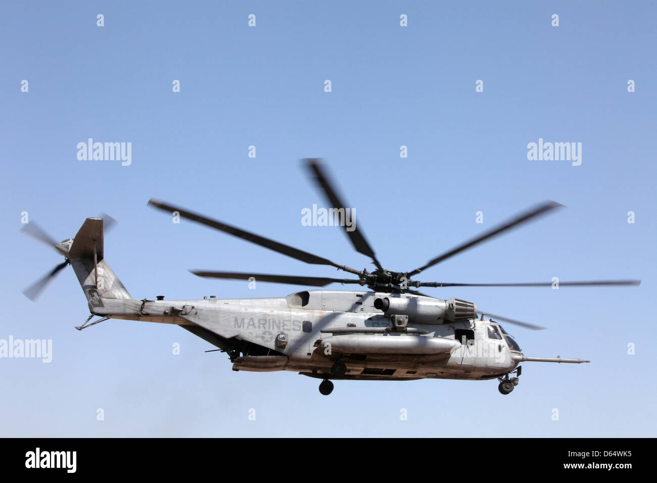 US Marine Corps CH-53E Super Stallion elicottero prende il largo su una operazione militare congiunta di noi Britannici e forze afghane, 11 aprile 2013 nella provincia di Helmand, Afghanistan. Foto Stock