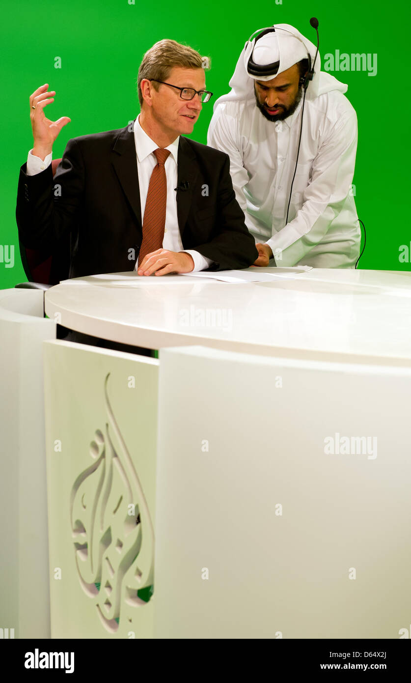 Il Ministro degli esteri tedesco Guido Westerwelle è dotato di un microfono per un colloquio con l'arabo del canale di notizie Al-Jazeera in una televisione studion durante la sua visita a Doha, Qatar, 05 giugno 2012. Westerwelle in visita in Medio Oriente e in Turchia fino a venerdì. Foto: TIM BRAKEMEIER Foto Stock