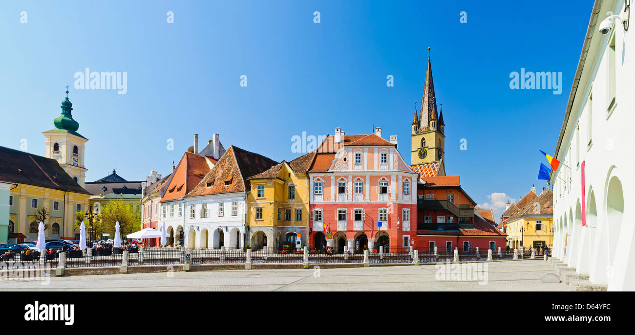 Panorama con case colorate sulla piccola piazza a Sibiu in Transilvania, Romania Foto Stock