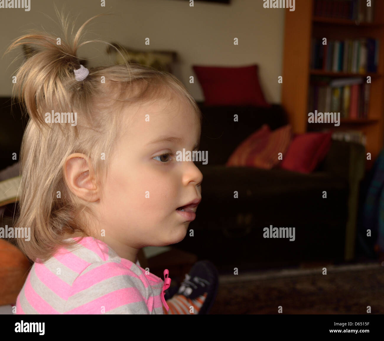 Bambina con il profilo di coda di cavallo Foto Stock