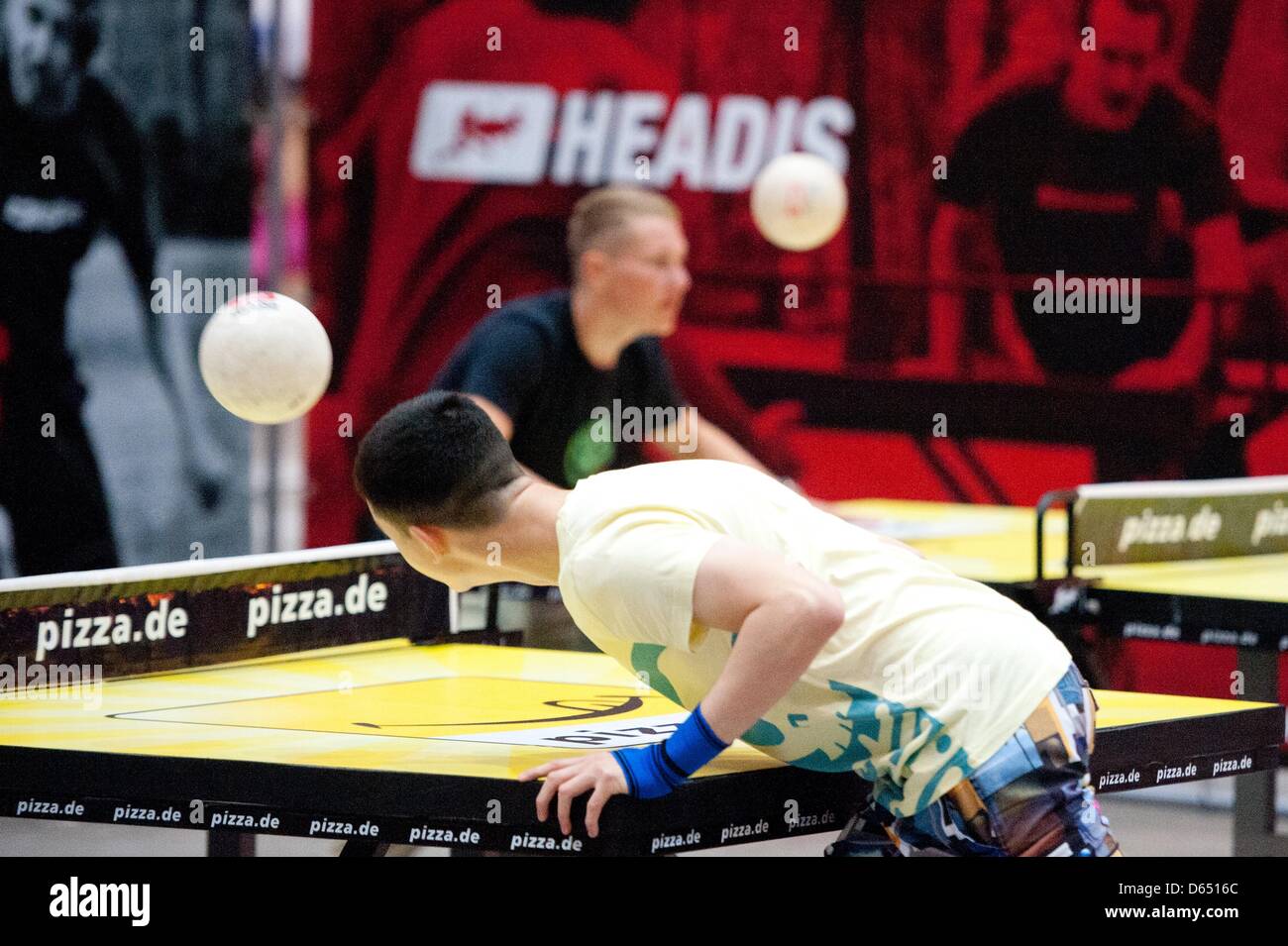 Visitatori headball play tennis da tavolo a voi giovani il commercio equo a Messe Berlin a Berlino, Germania, 08 giugno 2012. La fiera va dal 08 fino al 10 giugno. Foto: SEBASTIAN KAHNERT Foto Stock