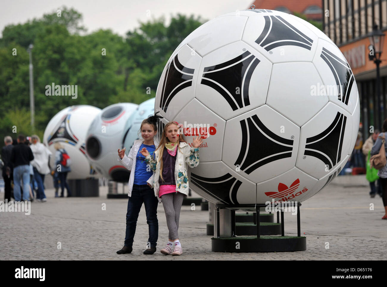 Giant footballs immagini e fotografie stock ad alta risoluzione - Alamy