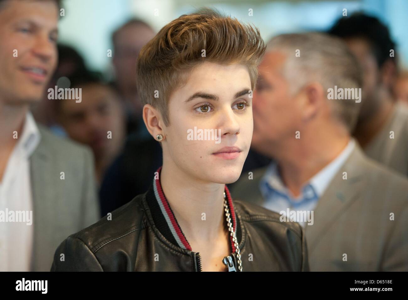 La pop star Justin Bieber stand durante la sua visita alla redazione di 'Bild' a Berlino, Germania, 08 giugno 2012. Il cantante canadese è in tournée in Europa al momento per sostenere il suo nuovo album "credere", che va in vendita in Germania il 15 giugno. Foto: SEBASTIAN KAHNERT Foto Stock
