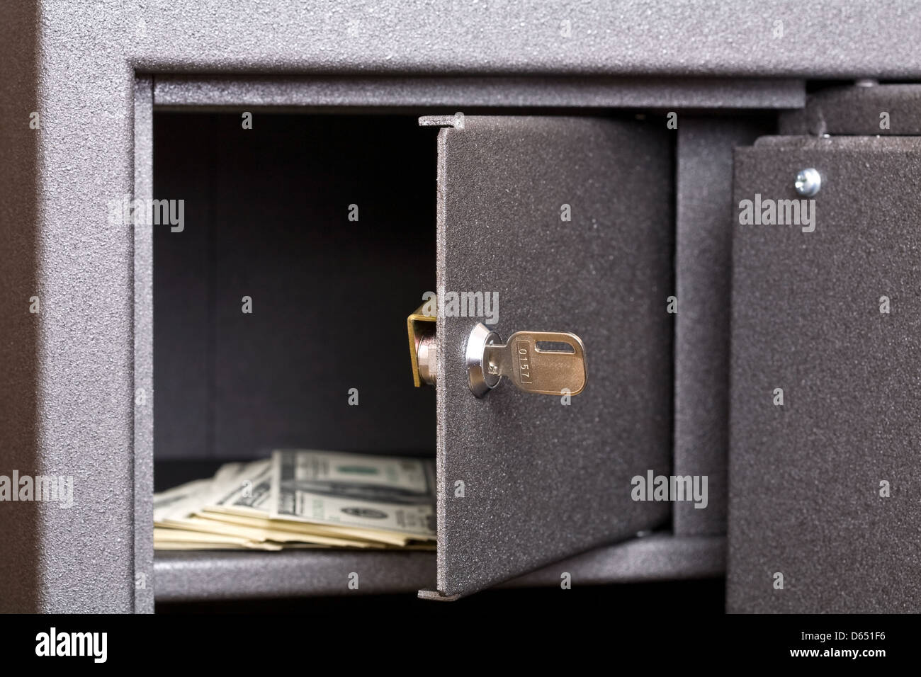 Aprire lo sportello della cassetta di sicurezza Foto Stock