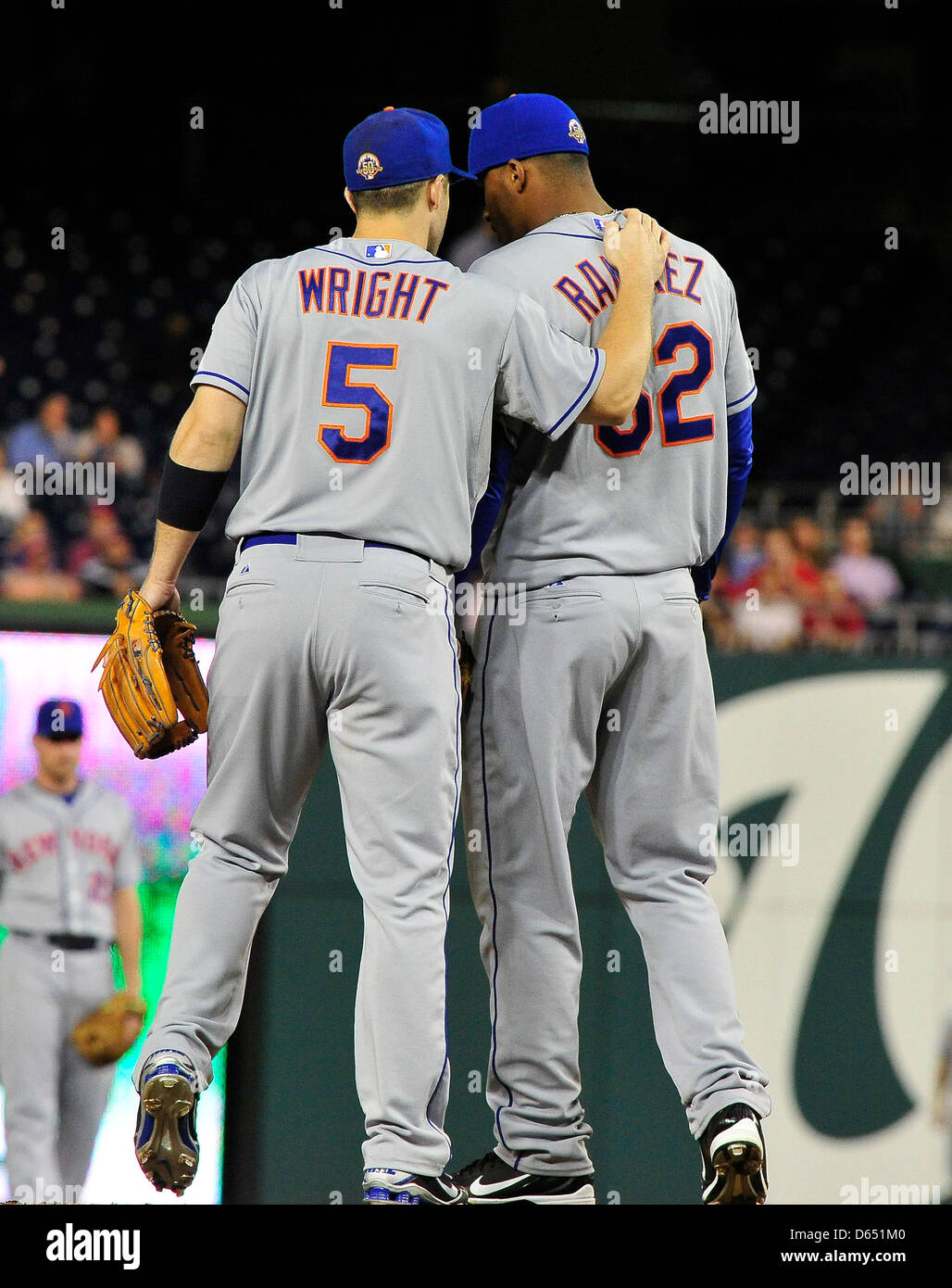 New York Mets terzo baseman David Wright (5) offre parole di incoraggiamento al lanciatore Elvin Ramirez (62) nel fondo dell'undicesimo inning contro i cittadini di Washington a cittadini Parco di Washington D.C., USA, 05 giugno 2012. I cittadini hanno vinto in 12 inning 7 - 6. Foto: Ron Sachs / CNP.(restrizione: NO New York o New Jersey o giornali quotidiani nel raggio di 75 miglia da nuovo Foto Stock
