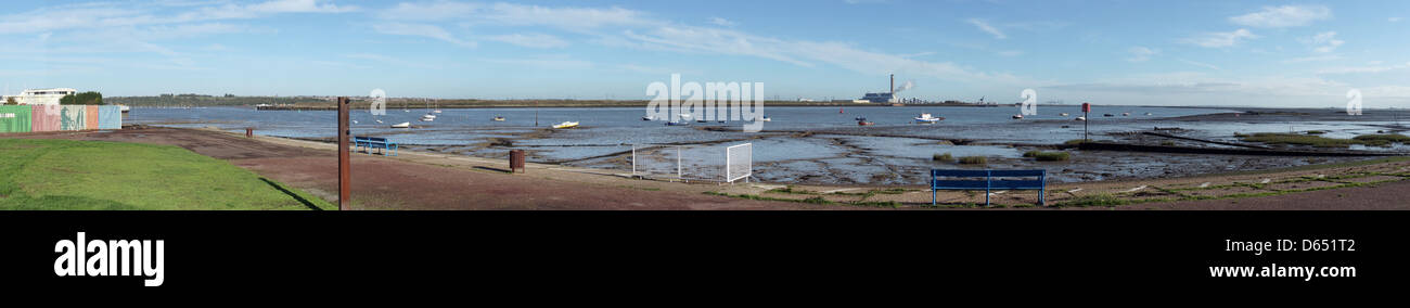 Dock porto porto erba marea sul marciapiede fuori il fango Foto Stock