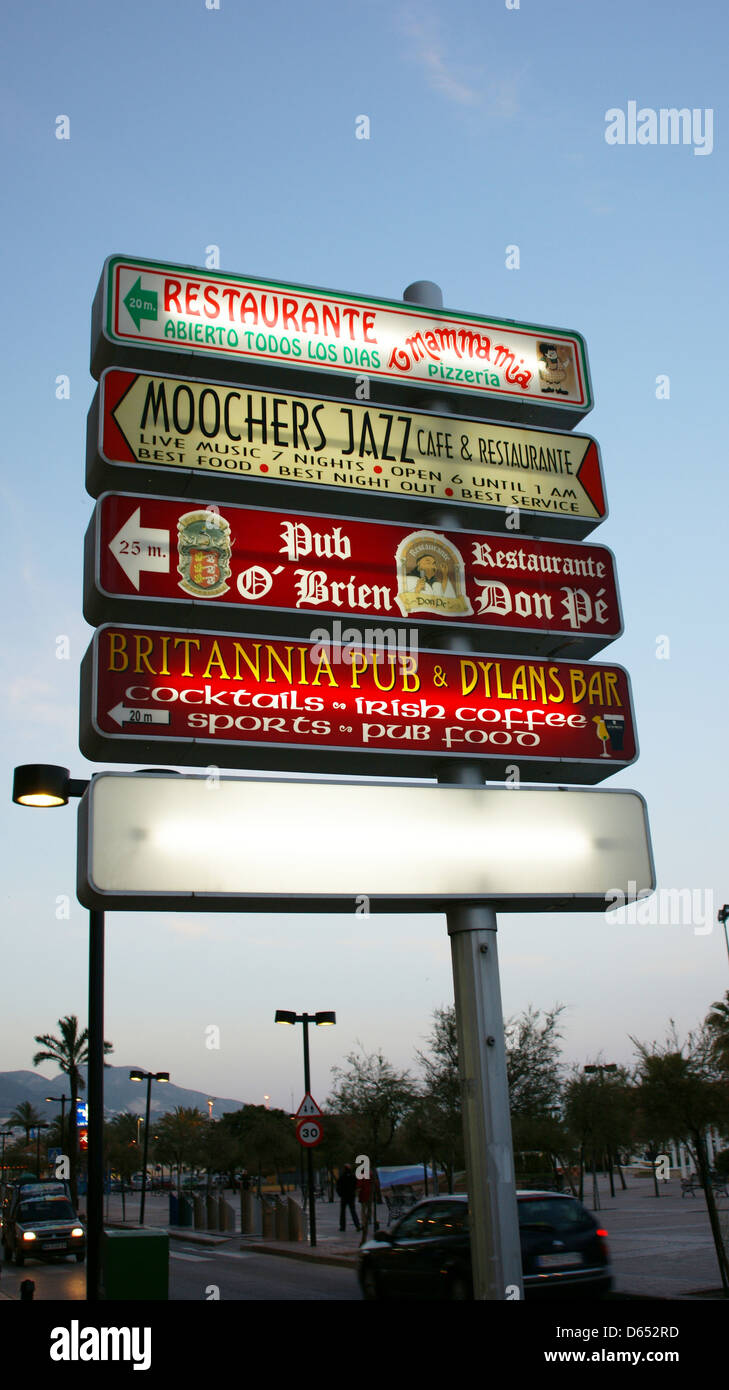 Bill board segno sunset spagna alberi strade automobili cielo privo di nuvole Foto Stock