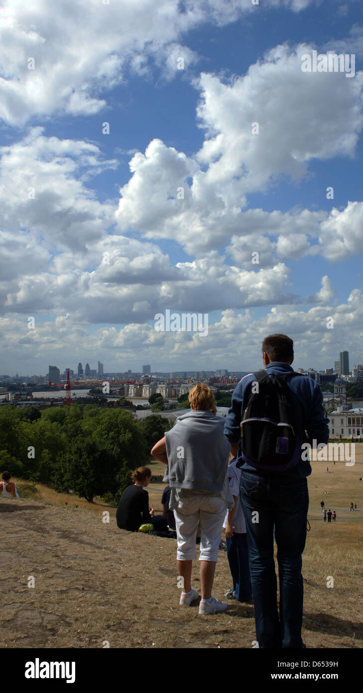 Lo skyline di Londra cercando di Nimbus blu cielo di nuvole Foto Stock