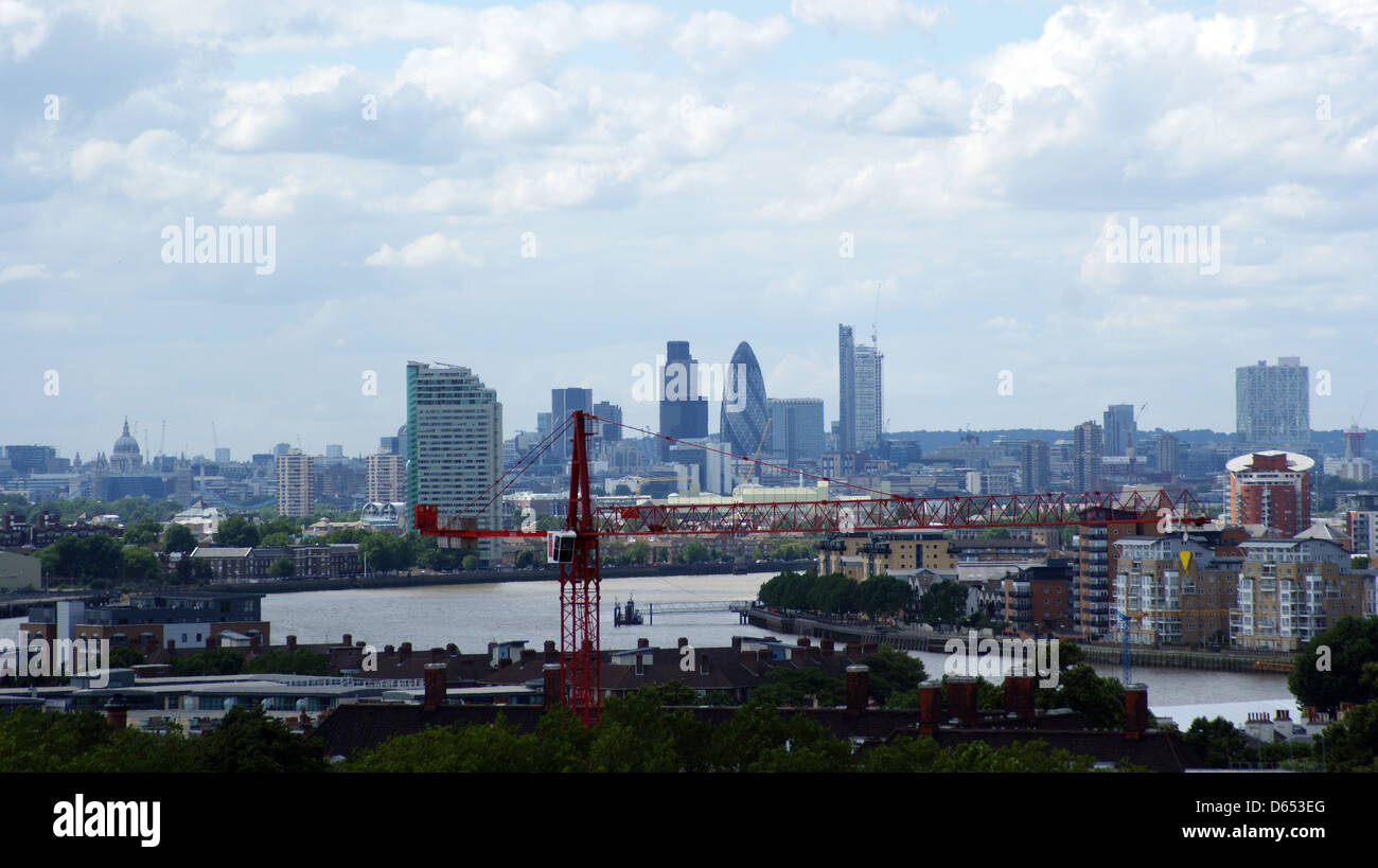 Lo skyline di Londra non gru shard alto fiume nuvole Foto Stock