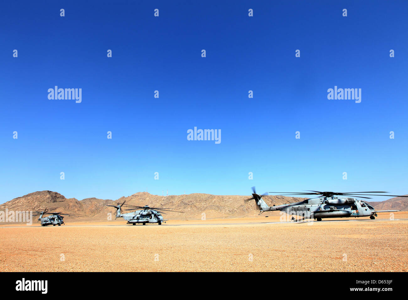 US Marine Corps CH-53E Super Stallion elicotteri con Marine elicottero pesante Squadron 461 a bordo di una operazione militare congiunta di noi Britannici e forze afghane, 11 aprile 2013 nella provincia di Helmand, Afghanistan. Foto Stock