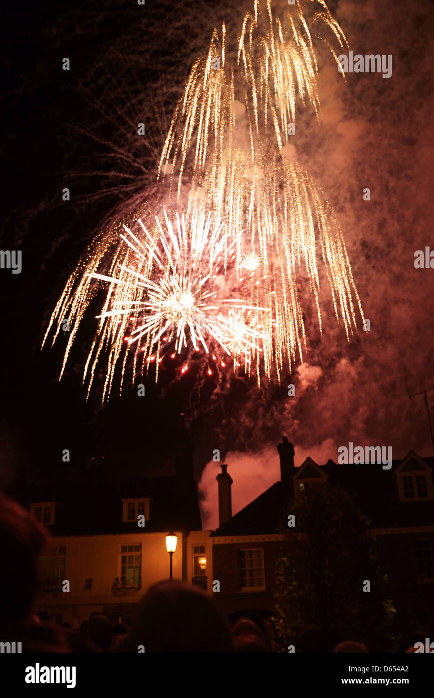 Battaglia di hastings notte dei falò sky fuochi d'artificio ferro bronzo case di colore Foto Stock