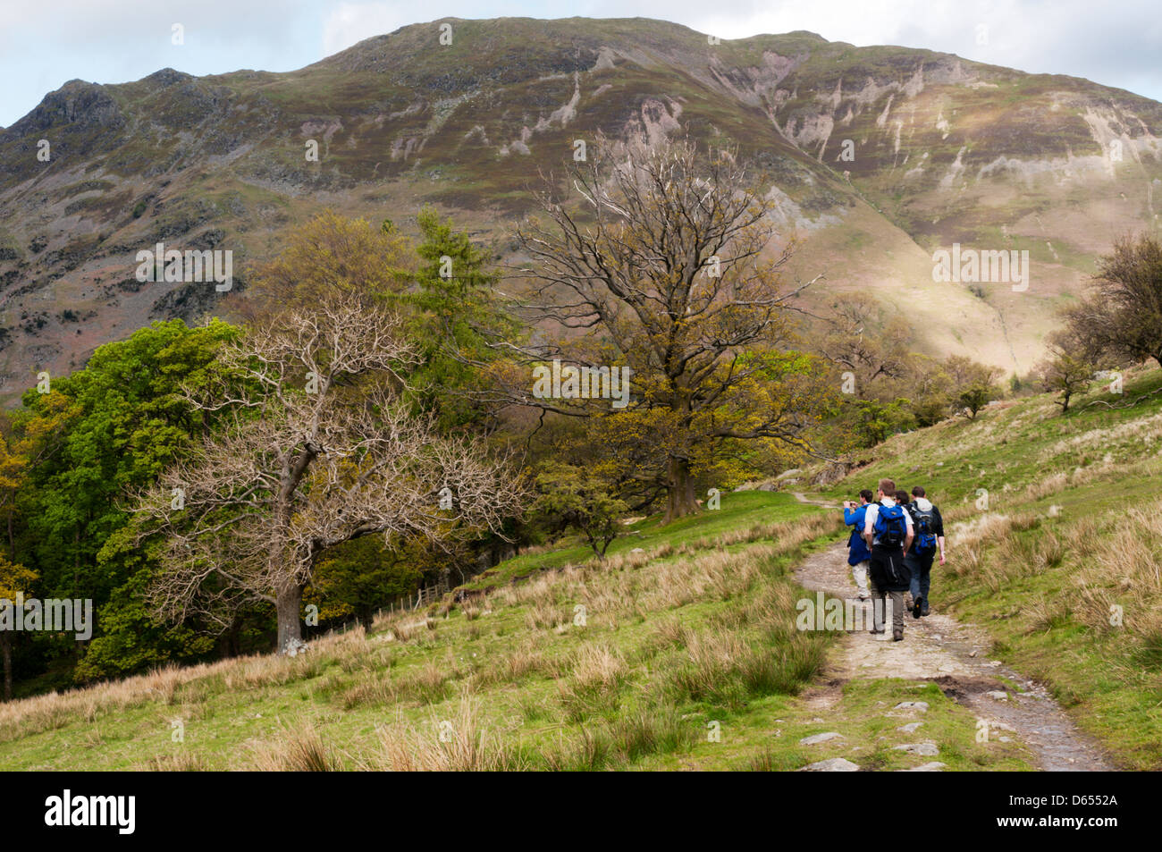 Un gruppo di escursionisti pausa sul percorso tra Grisedale e Patterdale nel Lake District inglese. Foto Stock