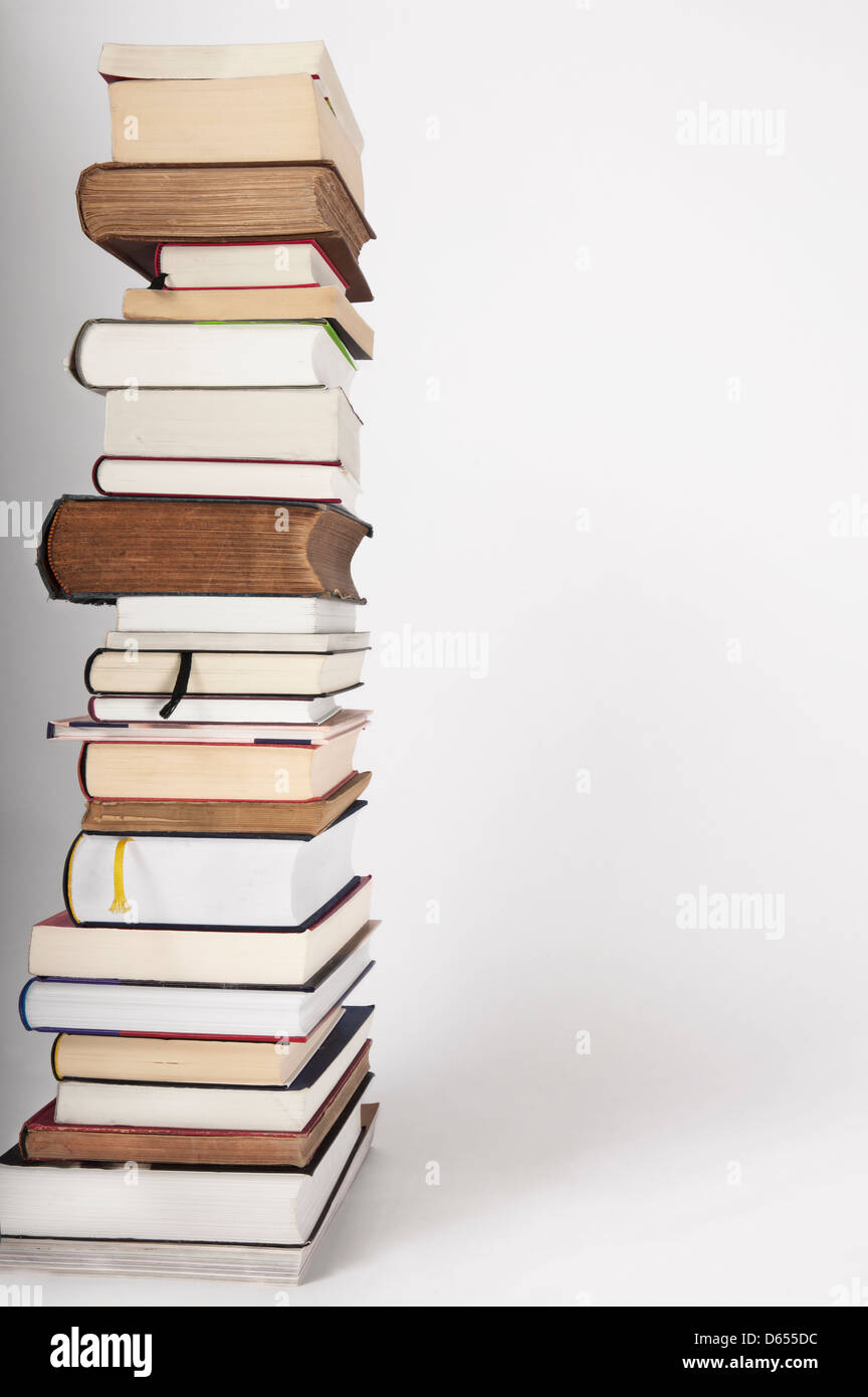 Un mucchio di tradizionali libri colorati, diverse dimensioni, grandi e piccoli, sottile e i libri spessi Foto Stock