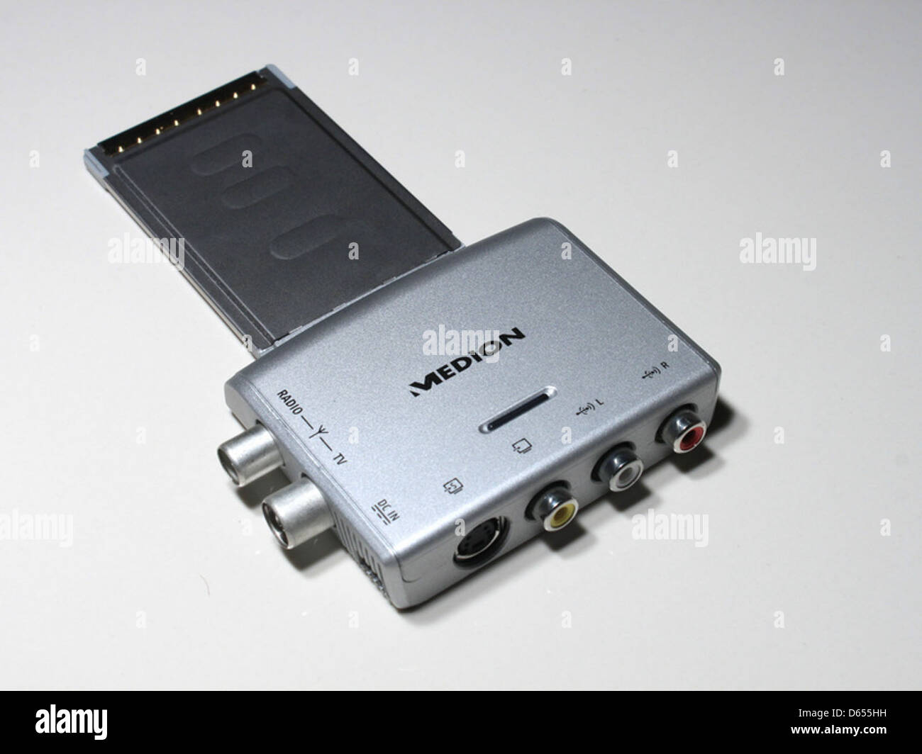 L'immagine mostra una scheda di sintonizzazione TV PCMCIA progettata per segnali televisivi DVB-T e radio FM. Consente ai dispositivi portatili di ricevere trasmissioni TV e radio tramite uno slot PCMCIA. Foto Stock
