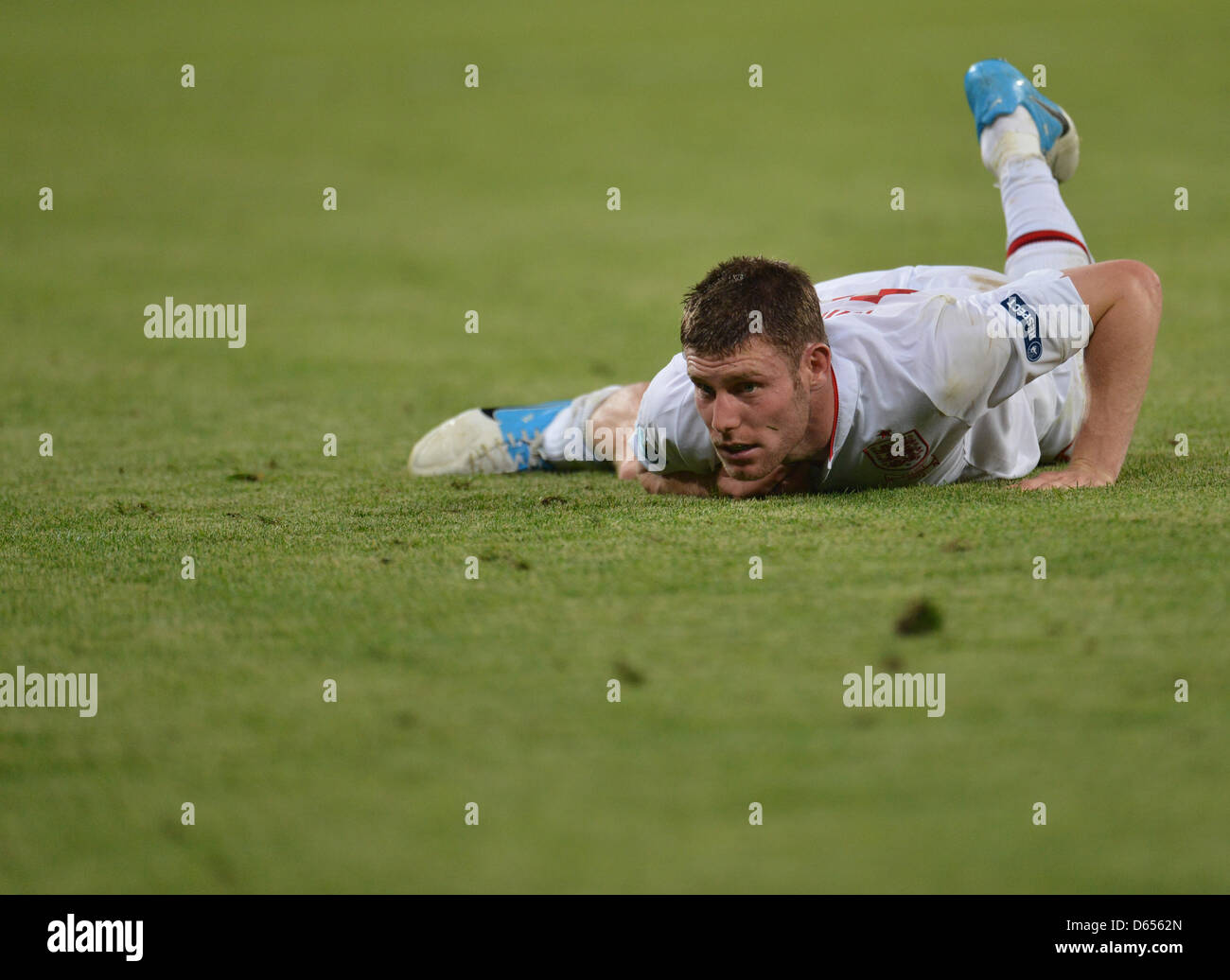 L'Inghilterra del James Milner giace sulla terra durante UEFA EURO 2012 GRUPPO D partita di calcio Francia vs Inghilterra al Donbass Arena a Donetsk, Ucraina, 11 giugno 2012. Foto: Thomas Eisenhuth dpa (si prega di fare riferimento ai capitoli 7 e 8 del http://dpaq.de/Ziovh per UEFA EURO 2012 Termini & Condizioni) +++(c) dpa - Bildfunk+++ Foto Stock