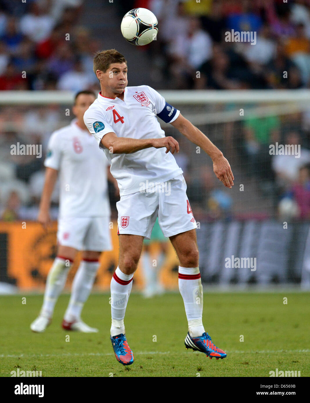 L'Inghilterra Steven Gerrard durante UEFA EURO 2012 GRUPPO D partita di calcio Francia vs Inghilterra al Donbass Arena a Donetsk, Ucraina, 11 giugno 2012. Foto: Thomas Eisenhuth dpa (si prega di fare riferimento ai capitoli 7 e 8 del http://dpaq.de/Ziovh per UEFA EURO 2012 Termini e Condizioni) Foto Stock