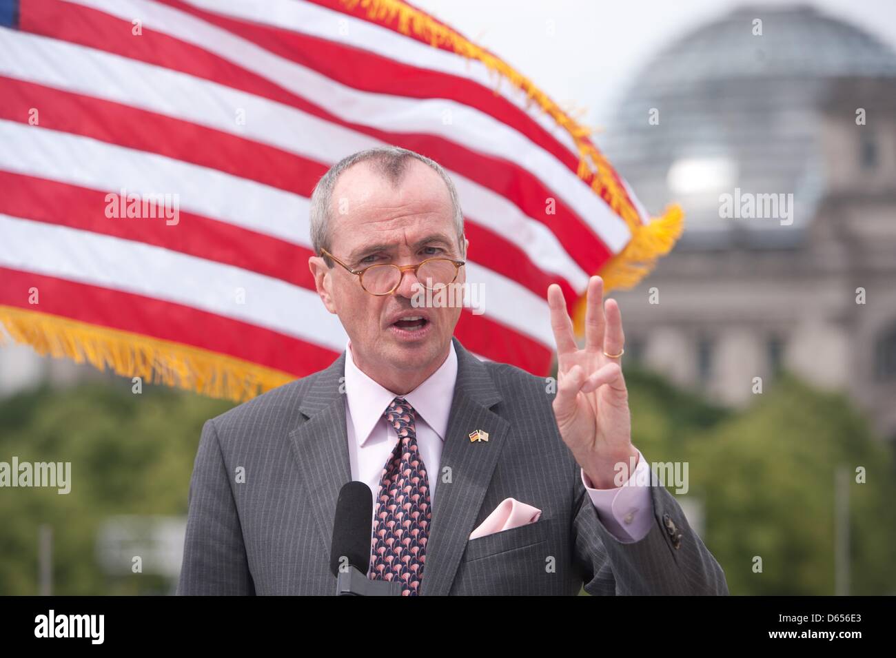 Ambasciatore americano Philip D. Murphy colloqui sulla terrazza dell'Ambasciata USA vicino all'Edificio del Reichstag a Berlino (Germania), 12 giugno 2012. È per commemorare il discorso del presidente americano Ronald Reagan di Berlino venticinque anni fa. Foto: SEBASTIAN KAHNERT Foto Stock