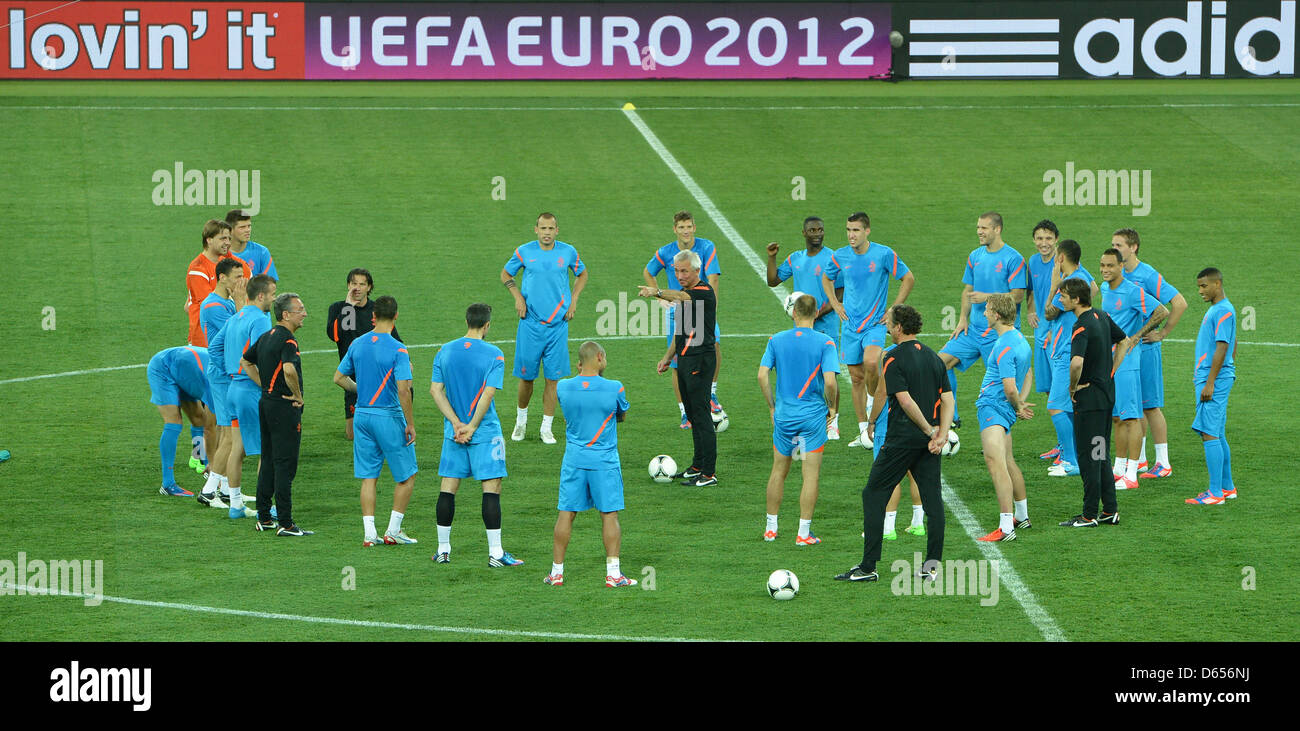 L'Netherland's giocatori durante una sessione di allenamento della nazionale olandese di calcio a Metalist Stadium di Kharkiv, Ucraina, 12 giugno 2012. Foto: Marcus Brandt dpa (si prega di fare riferimento ai capitoli 7 e 8 del http://dpaq.de/Ziovh per UEFA EURO 2012 Termini e Condizioni) Foto Stock