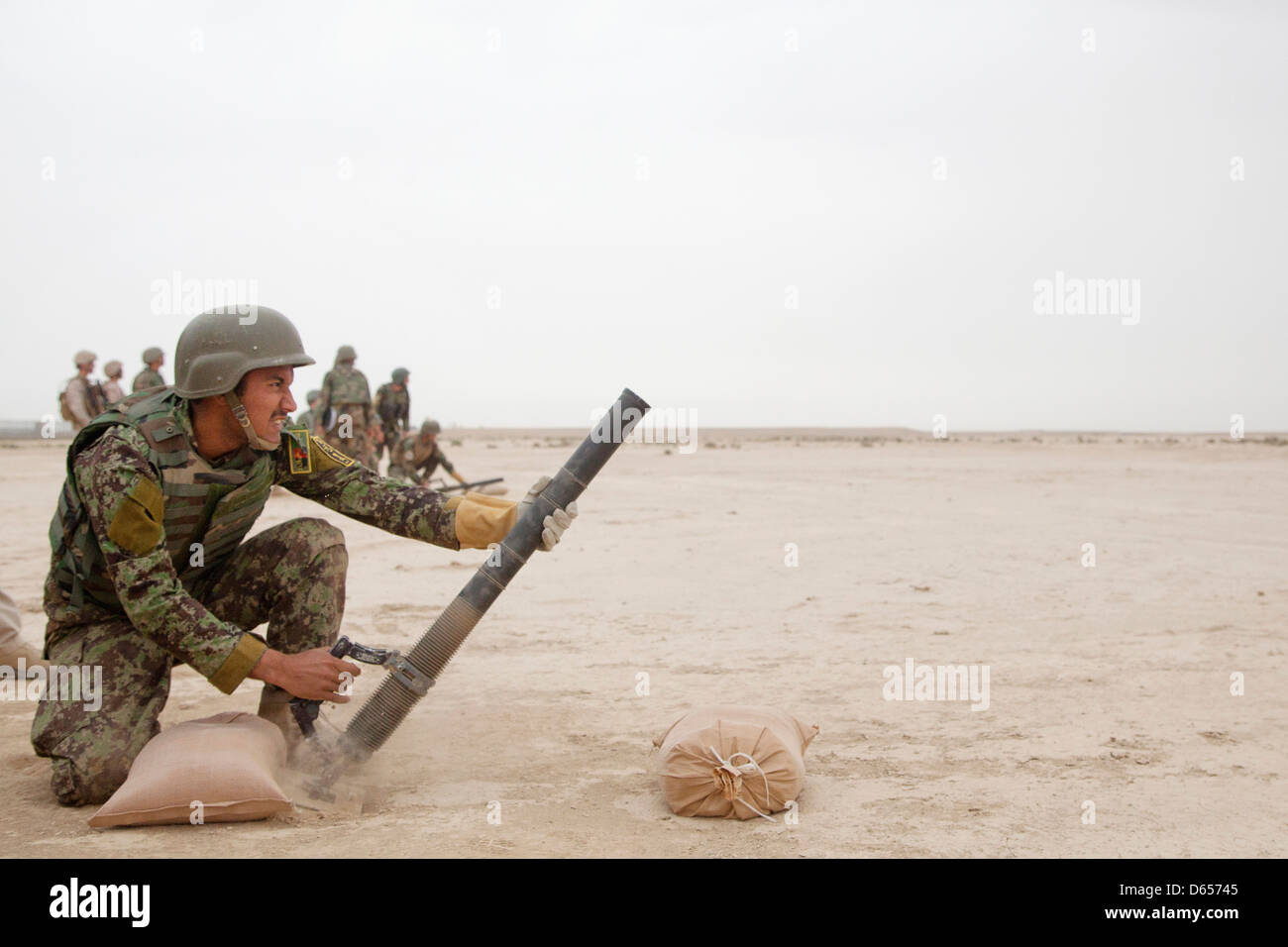 L Esercito nazionale afgano incendi soldato M224 Sistema di mortaio durante il live fire allenamento Aprile 8, 201 a Camp Shorabak, provincia di Helmand, Afghanistan. Foto Stock