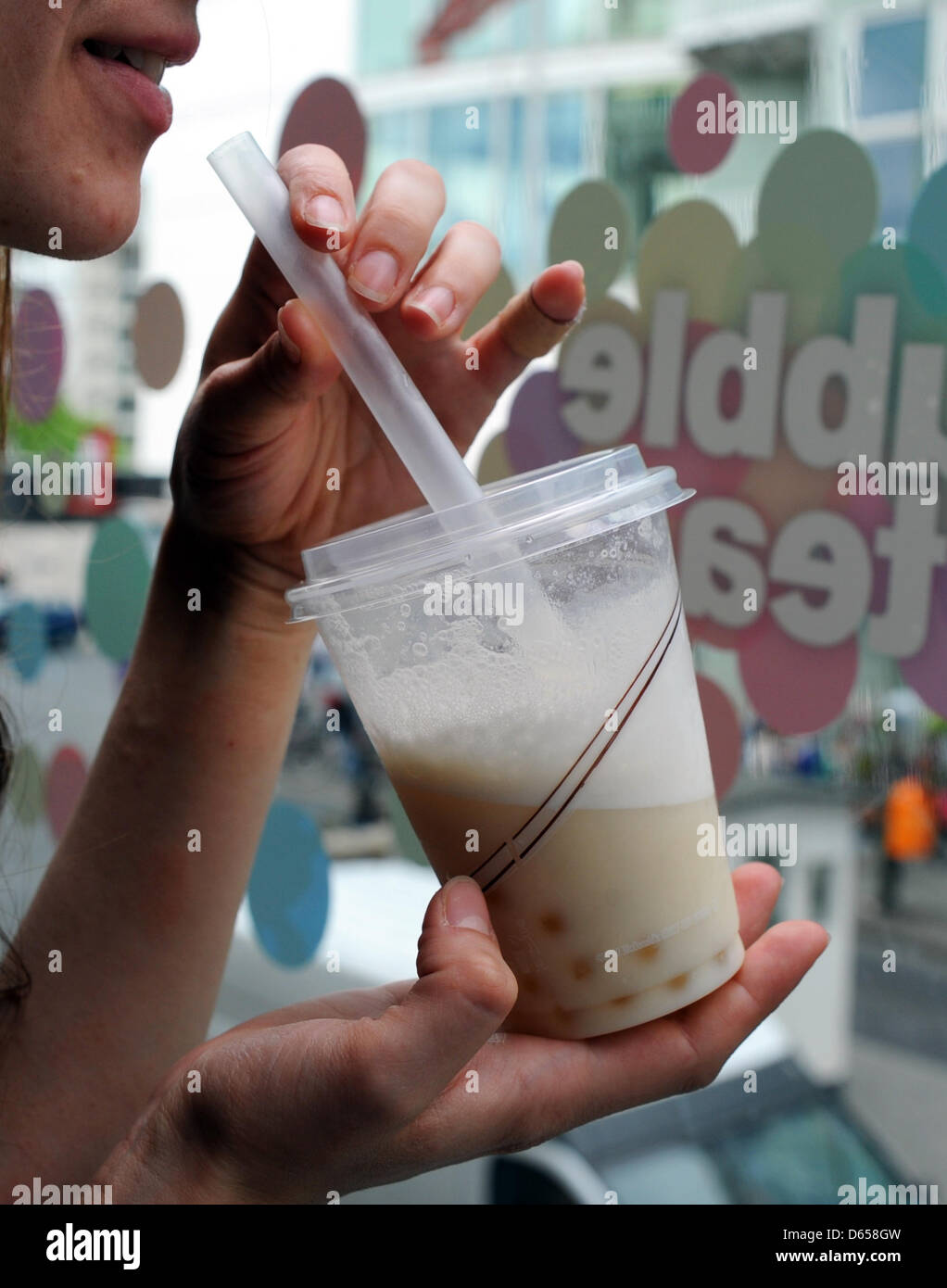 Una giovane donna di bevande di tè di bolle in corrispondenza di una McCafe a Berlino (Germania), 12 giugno 2012. McDonalds ha introdotto la bevanda alla moda, le esperienze che un crescente aumento di popolarità in Germania, nella sua McCafes il 11 giugno 2012. Foto: Jens Kalaene Foto Stock