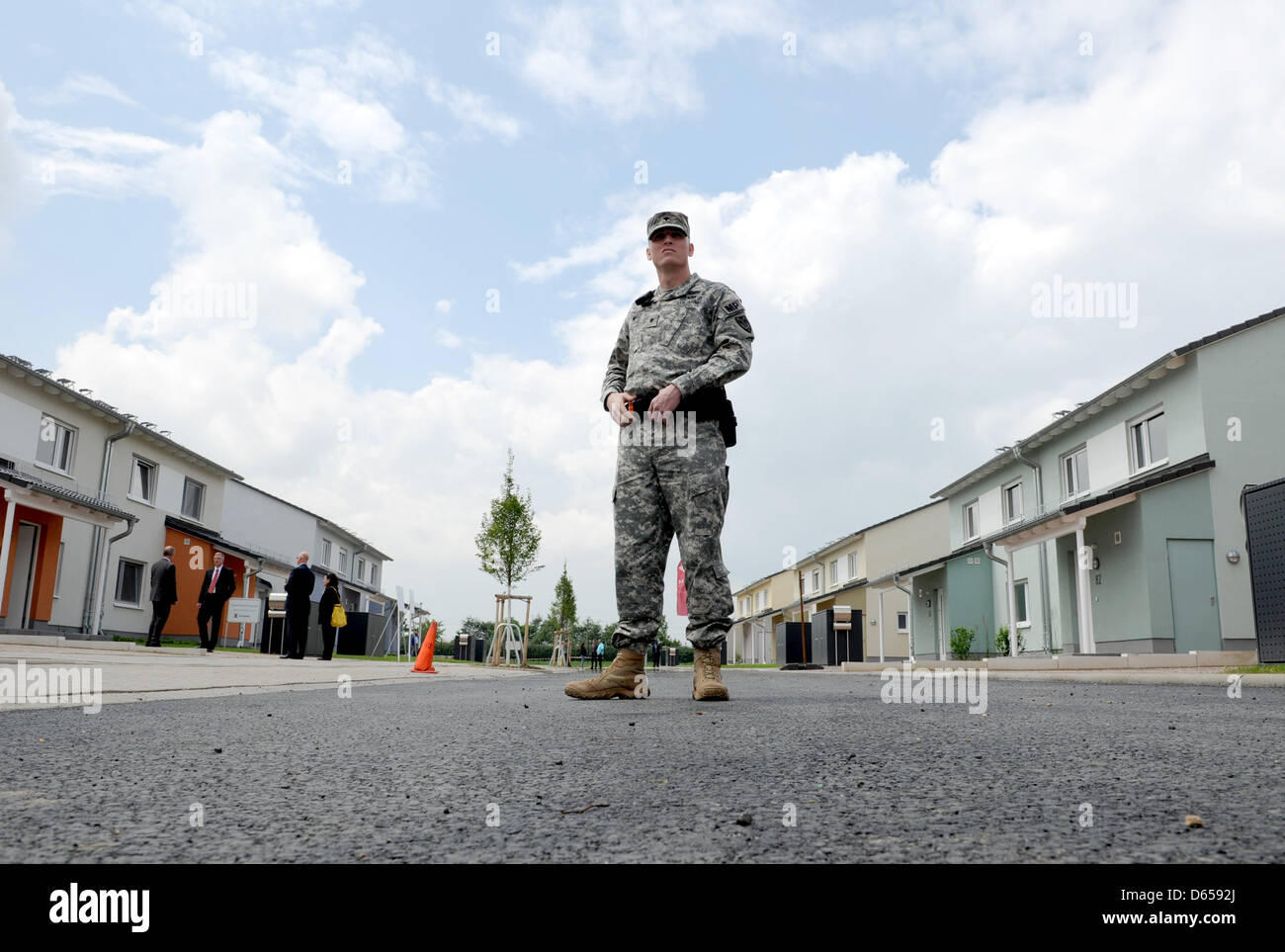 A noi poliziotti sorge in una strada del nuovo sviluppo housinf della US Army all'aeroporto in Wiesbaden-Erbenheim, Germania, 14 giugno 2012. Il trasferimento della sede da Heidelberg a Wiesbaden è pianificato per essere completata entro il 2015. La nuova sede è chiamato 'il generale John Shalikashvili Mission Command Center". Foto: ARNE DEDERT Foto Stock