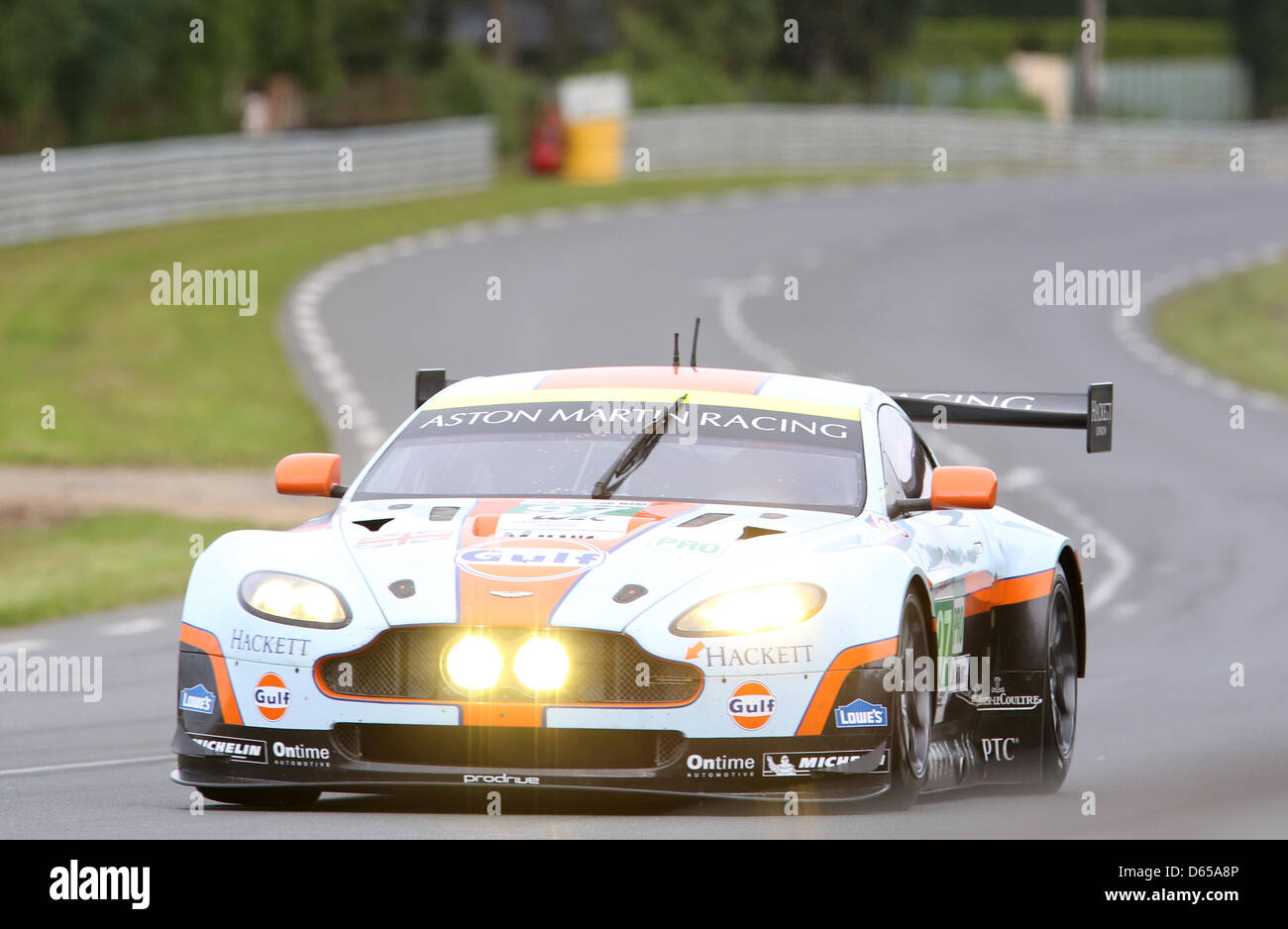 L'LM GTE Pro classe Astin Martin Vantage V8 di Aston Martin Racing con i piloti Stefan MueCKE, Darren Turner e Adrian Fernandez in azione durante le qualifiche per l'ottantesimo 24 ore gara di Le Mans sul Circuito de la Sarthe in Le Mans, Francia 14 giugno 2012. Foto: Florian Schuh dpa Foto Stock