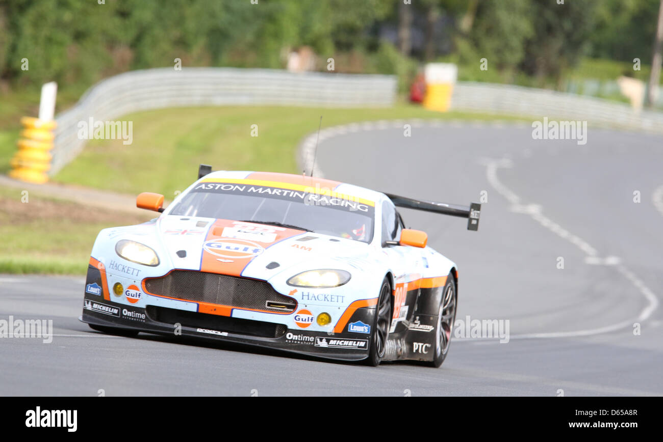 L'LM GTE Pro classe Astin Martin Vantage V8 di Aston Martin Racing con i piloti Stefan MueCKE, Darren Turner e Adrian Fernandez in azione durante le qualifiche per l'ottantesimo 24 ore gara di Le Mans sul Circuito de la Sarthe in Le Mans, Francia 14 giugno 2012. Foto: Florian Schuh dpa Foto Stock