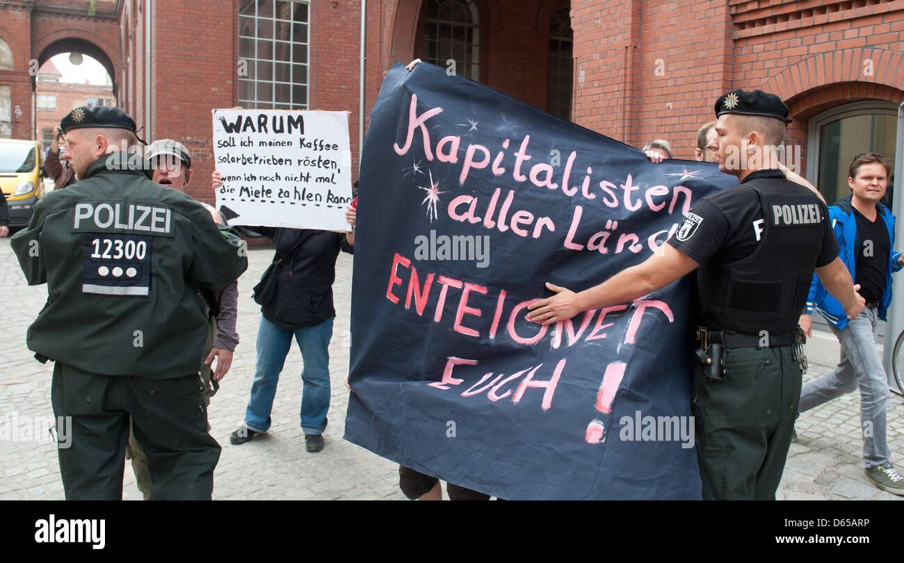 I dimostranti hanno impedito di entrare i motivi del Guggenheim Lab dalla polizia in Prenzlauer Berg zona di Berlino, Germania, 15 giugno 2012. La cultura di Berlino progetto BMW Guggenheim Lab è un 30 metri in acciaio al carbonio e di costruzione è dedicata alla qualità della vita nelle grandi città dal 15 giugno fino al 29 luglio. Foto: Sebastian Kahnert Foto Stock