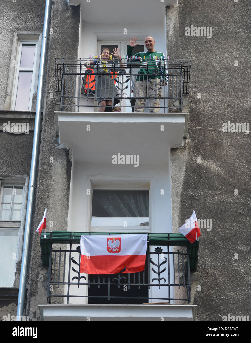 Bandiere polacche decorare un balcone in Gdansk, Polonia, 15 giugno 2012. L'EURO 2012 va dal 08 giugno fino al 1 luglio e si svolge in Polonia e Ucraina. Foto: Marcus Brandt dpa Foto Stock