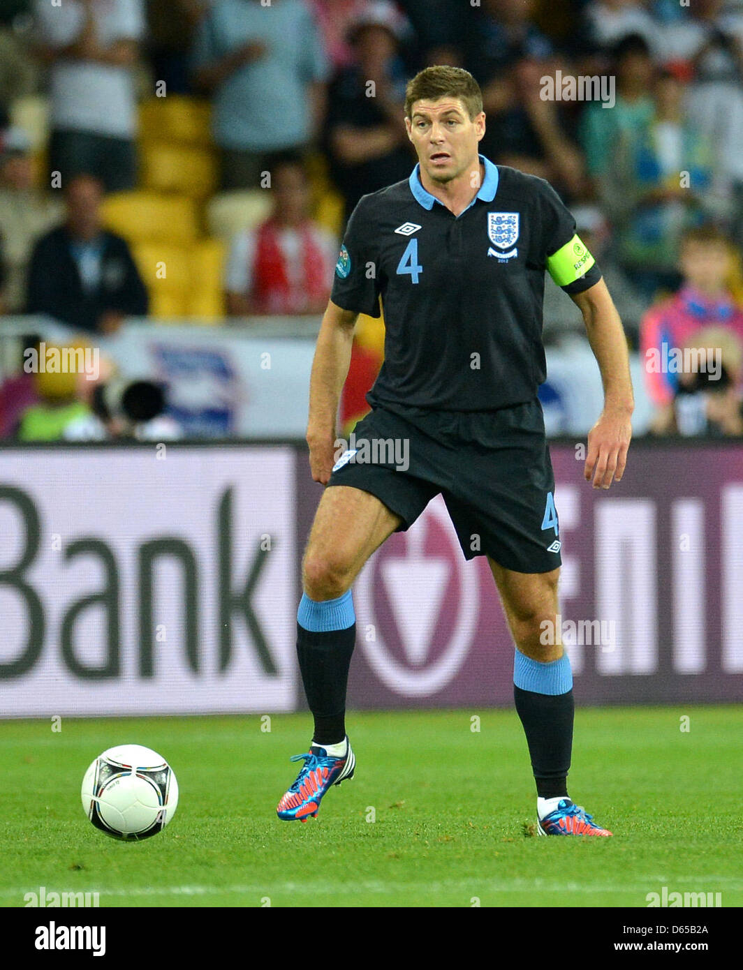 L'Inghilterra Steven Gerrard in azione durante UEFA EURO 2012 GRUPPO D partita di calcio Svezia vs Inghilterra a NSC Olimpiyskiy stadio olimpico di Kiev Kiev, Ucraina, 15 giugno 2012. Foto: Thomas Eisenhuth dpa (si prega di fare riferimento ai capitoli 7 e 8 del http://dpaq.de/Ziovh per UEFA EURO 2012 Termini & Condizioni) +++(c) dpa - Bildfunk+++ Foto Stock