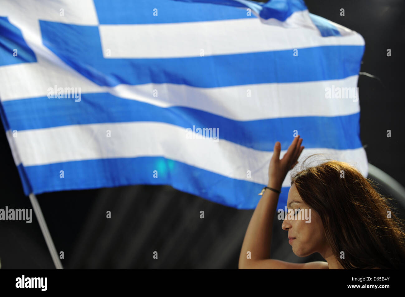 Un sostenitore partecipa a un evento elettorale del partito greco "Nea Dimokratia" (ND) presso la piazza Syntagma di fronte al parlamento greco edificio in Atene, Grecia, 15 giugno 2012. Le elezioni hanno luogo in Grecia il 17 giugno 2012. Foto: Emily Wabitsch Foto Stock