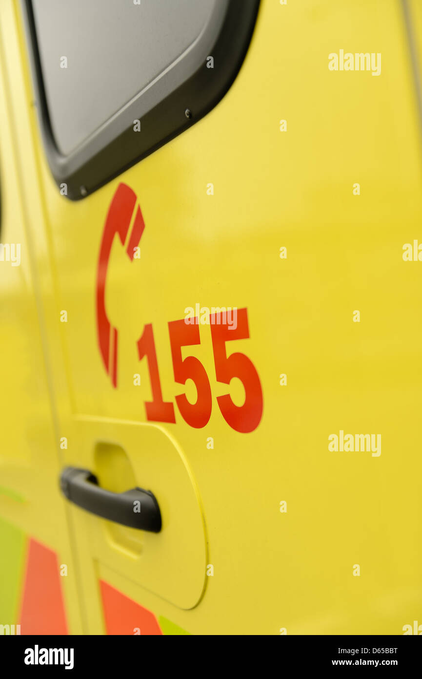 Squadra di salvataggio del numero telefonico su giallo ambulanza Foto Stock