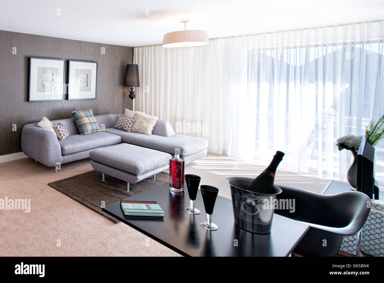 Champagne raffreddamento in un secchiello per il ghiaccio in un designer moderno soggiorno Foto Stock