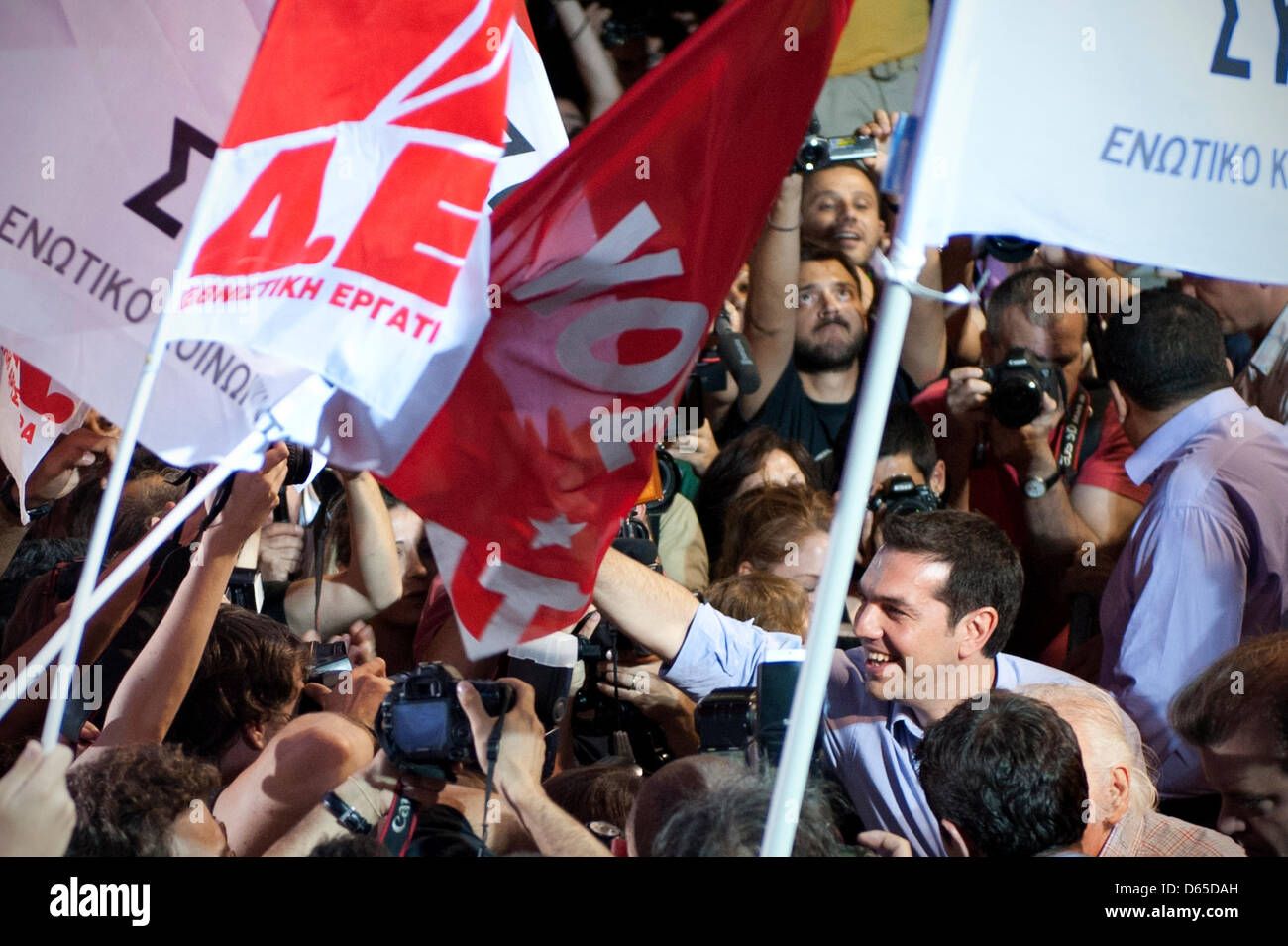 Alexis Tsipras (R), leader del greco partito SYRIZA, saluta i sostenitori del partito in Atene, 17 giugno 2012. Le elezioni parlamentari in Grecia hanno portato ad una vittoria per il conservatore nuova democrazia partito. Foto: Emily Wabitsch Foto Stock