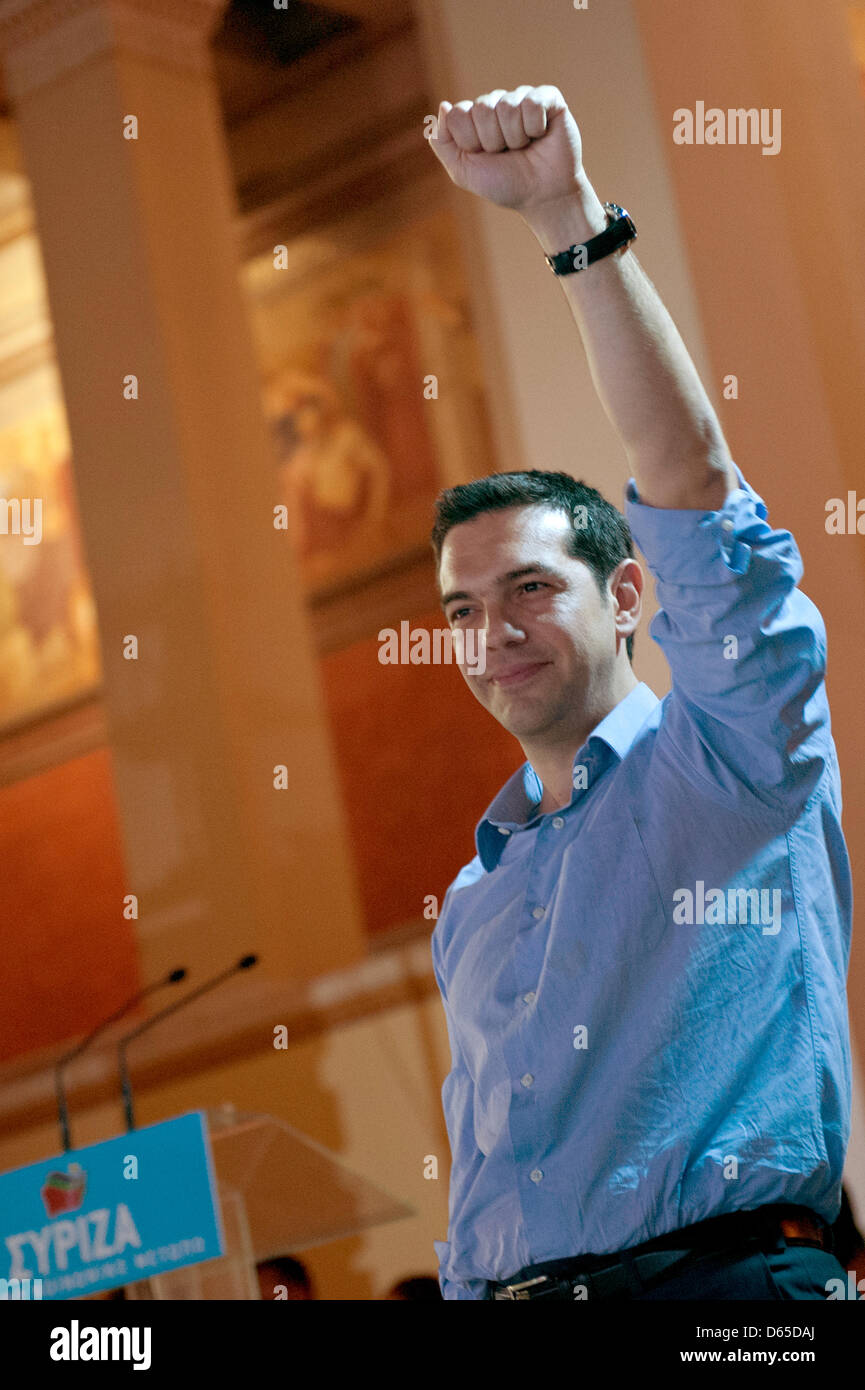 Alexis Tsipras, leader del greco partito SYRIZA, rende un pugno durante le elezioni in Atene, 17 giugno 2012. Le elezioni parlamentari in Grecia hanno portato ad una vittoria per il conservatore nuova democrazia partito. Foto: Emily Wabitsch Foto Stock