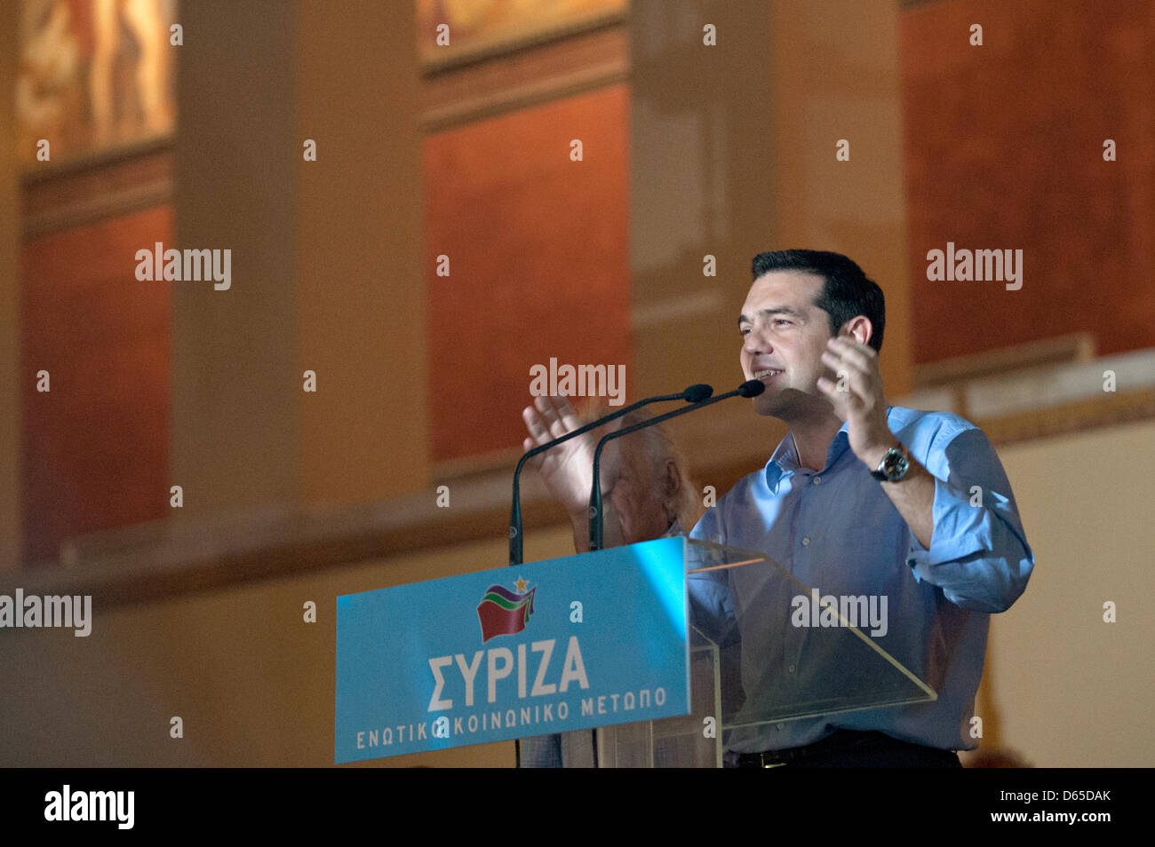 Alexis Tsipras, leader del greco partito SYRIZA, parla ai seguaci durante le elezioni in Atene, 17 giugno 2012. Le elezioni parlamentari in Grecia hanno portato ad una vittoria per il conservatore nuova democrazia partito. Foto: Emily Wabitsch Foto Stock