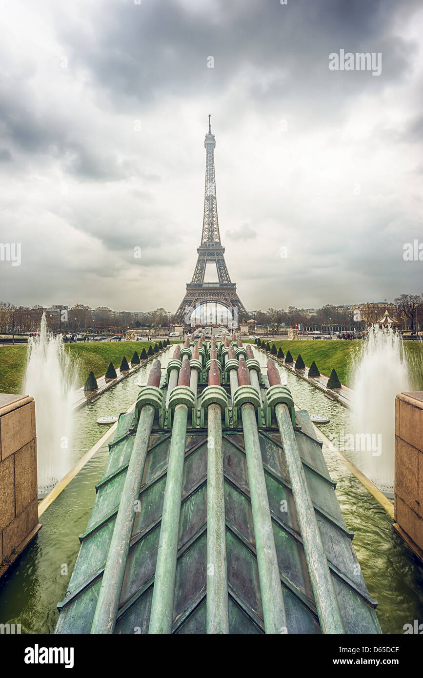 La torre Eiffel e cannoni acquatici in un giorno nuvoloso Foto Stock