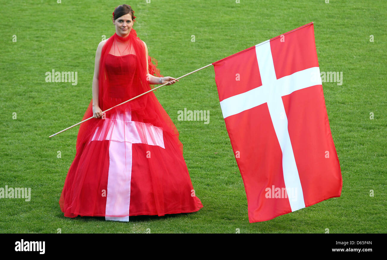 Il danese Palla abito del designer di moda Offenborn è presentato a stadium Lohmuele a Lubecca, Germania, 29 maggio 2012. Modelli presentati gli abiti progettati nei colori nazionali dei paesi partecipanti di UEFA EURO 2012. Foto: Jens Buettner Foto Stock