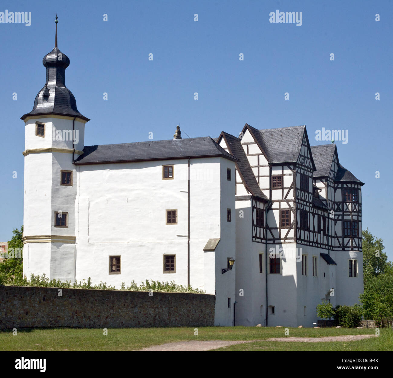 Castello Leitzkau è raffigurato in una giornata di sole in Letzkau, Germania, 20 maggio 2012. L'ex edificio medievale fu costruita come convento nel 1133 e ricostruita da Hilmar von Muenchhausen Weser in stile rinascimentale nel 1564. Foto: Jens Wolf Foto Stock