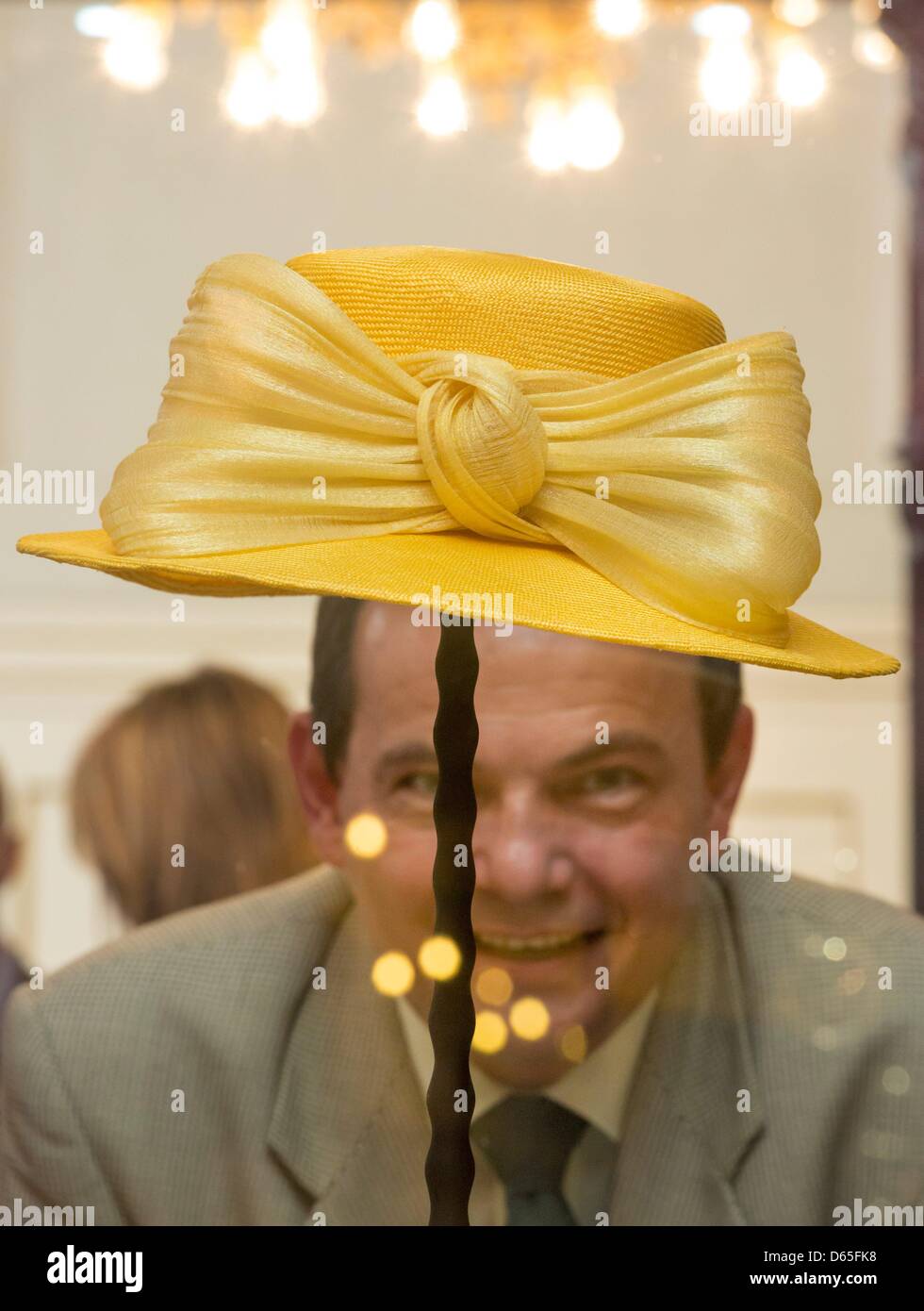 Knut Kreuch, Sindaco di Gotha, presenta un originale hat di British Queen Elizabeth II presso il Palazzo Friedenstein museo nel Gotha, Germania, 19 giugno 2012. La mostra particolare pezzo è parte della mostra "palazzo fiabesco Friedenstein' e con essere regolarmente sostituita con un nuovo cappello della regina. Foto: Michael Reichel Foto Stock