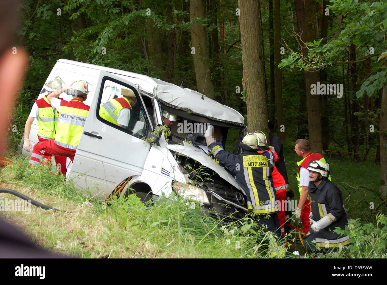 Un trasportatore di denaro si è schiantato in Lauterbach, Germania, 19 giugno 2012. Entrambi gli occupanti sono stati gravemente feriti. La causa dell'incidente non è chiara, secondo la polizia. Il furgone è uscito di strada e si è schiantato in una struttura ad albero. Il driver è stato rinchiuso nella vehichle e doveva essere liberato dai vigili del fuoco. Egli è stato portato in elicottero in ospedale. Foto. Hendrik Urbin Foto Stock