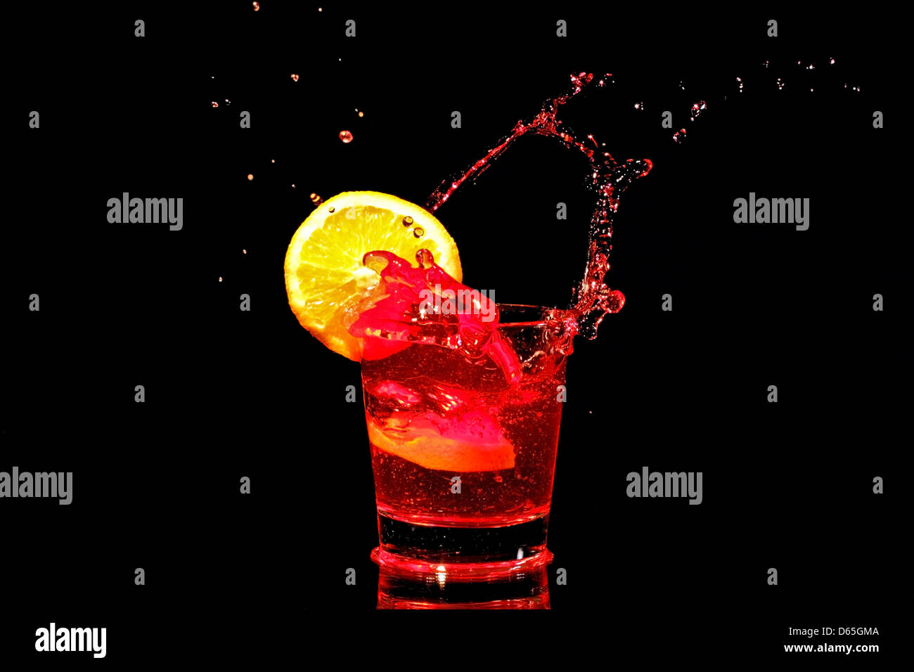 Vino rosso splash con una fettina di arancio Foto Stock